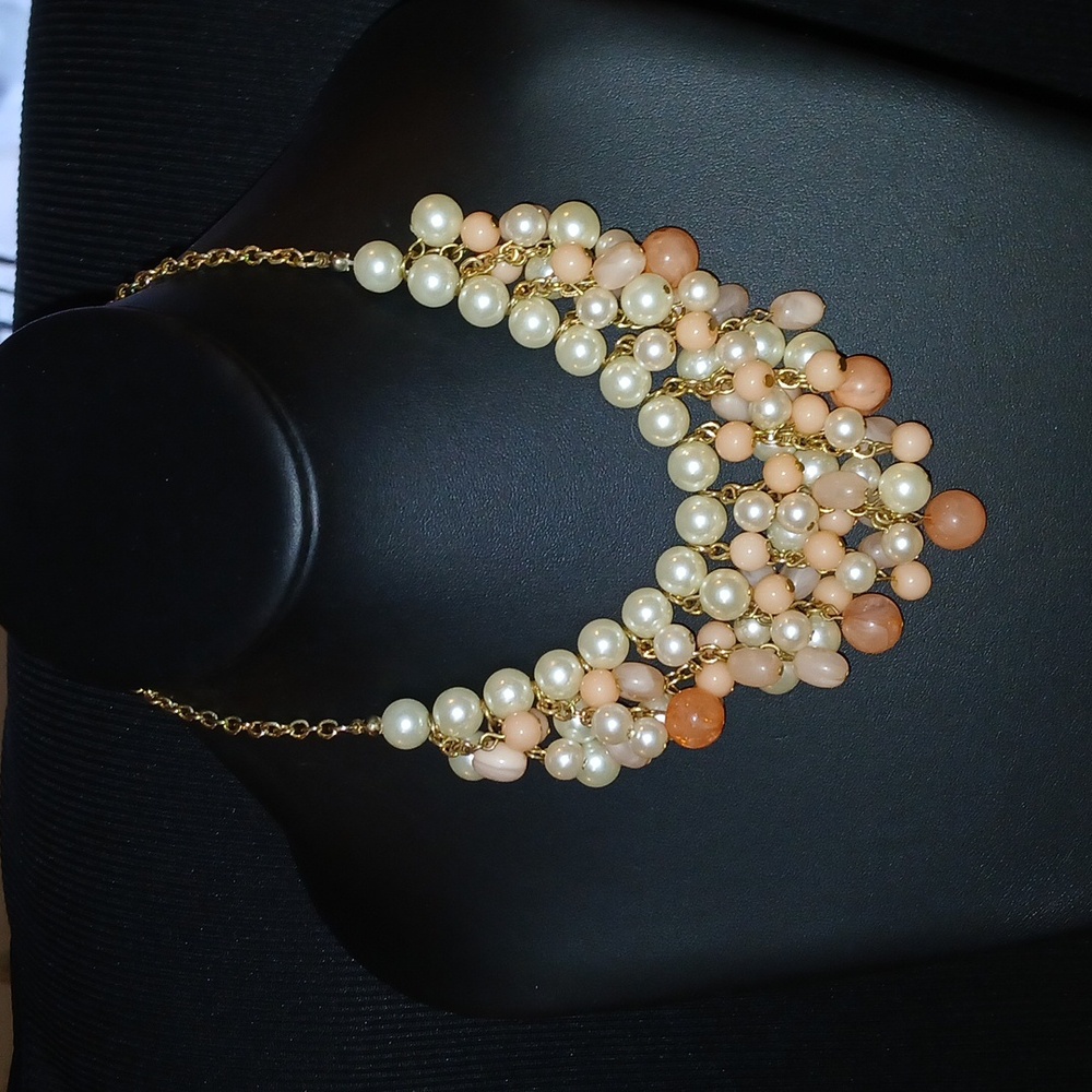 Vintage Fashion Elegant Gold and Cream Pearl Necklace. Gold Tone